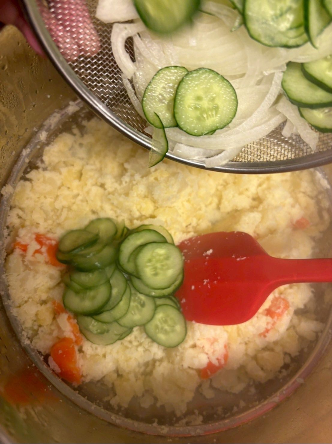 熱々の上に玉ねぎとキュウリを入れて混ぜ合わせます。