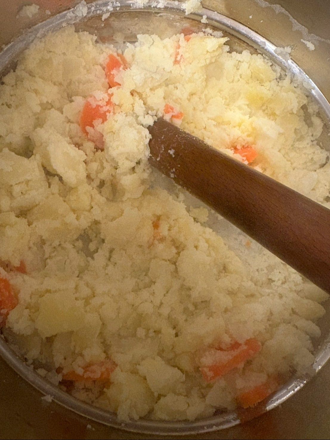 ジャガイモと人参は一緒に茹でて粉吹き芋にして潰します。