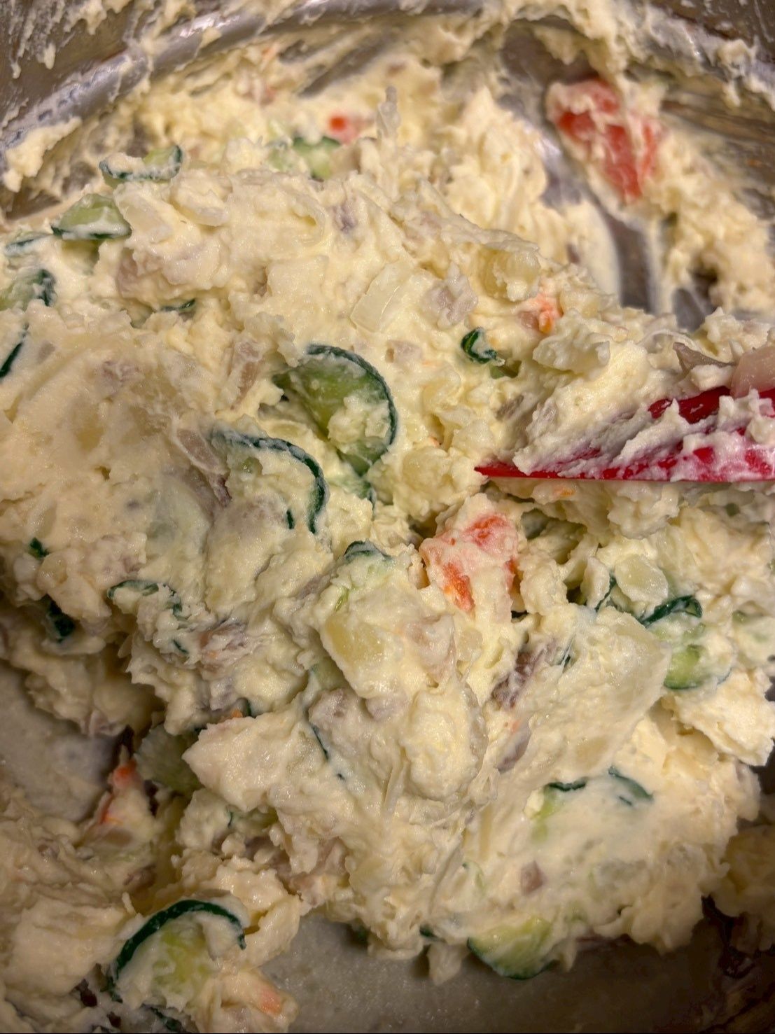 ＜いぶりがっこ＞と＜チーズ＞をポテサラで和えた感じです！