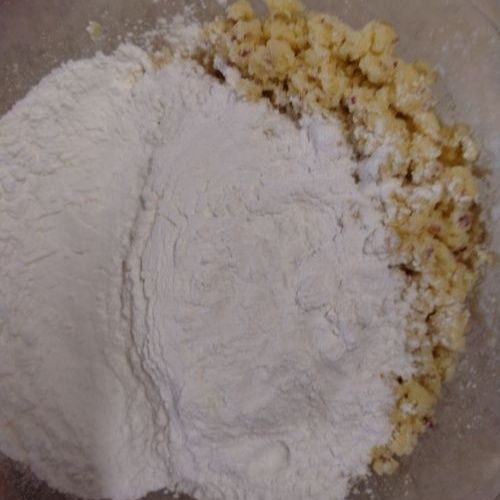 だんご粉と砂糖と水を加える