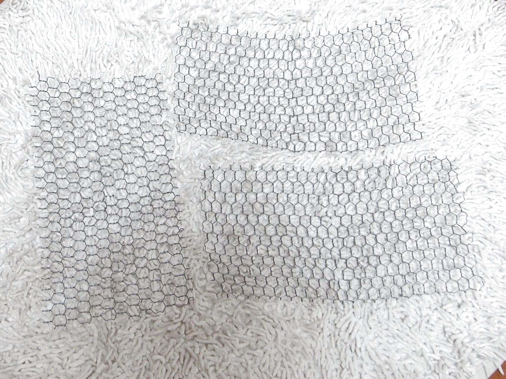 ①三枚の板状の金網を用意します