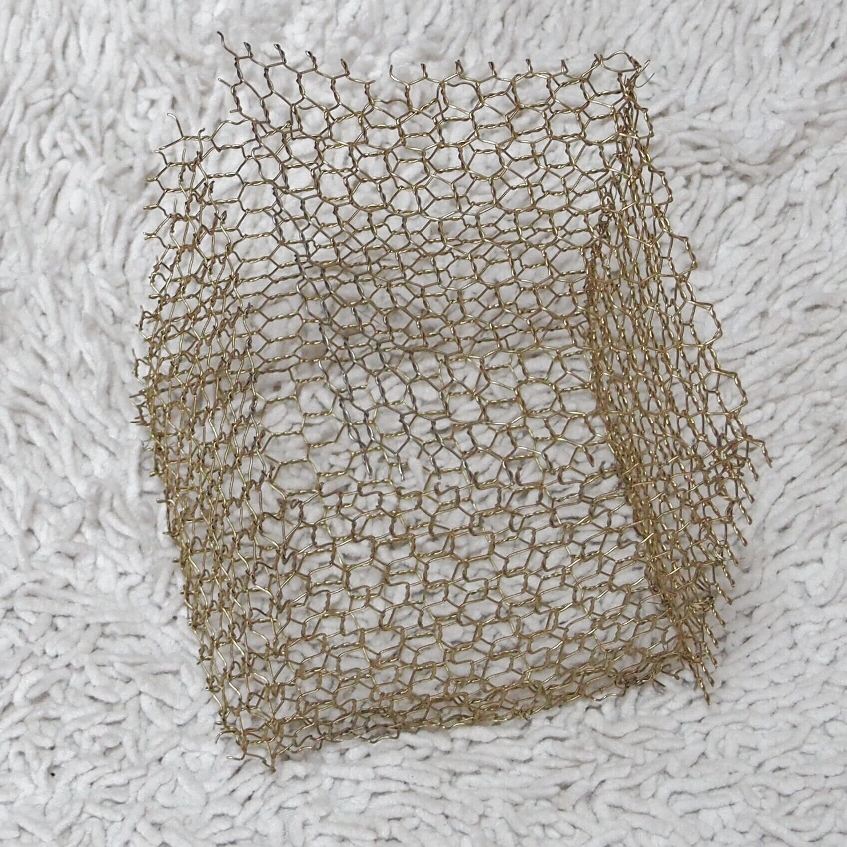 ③金のラッカーを吹き付けて着色します