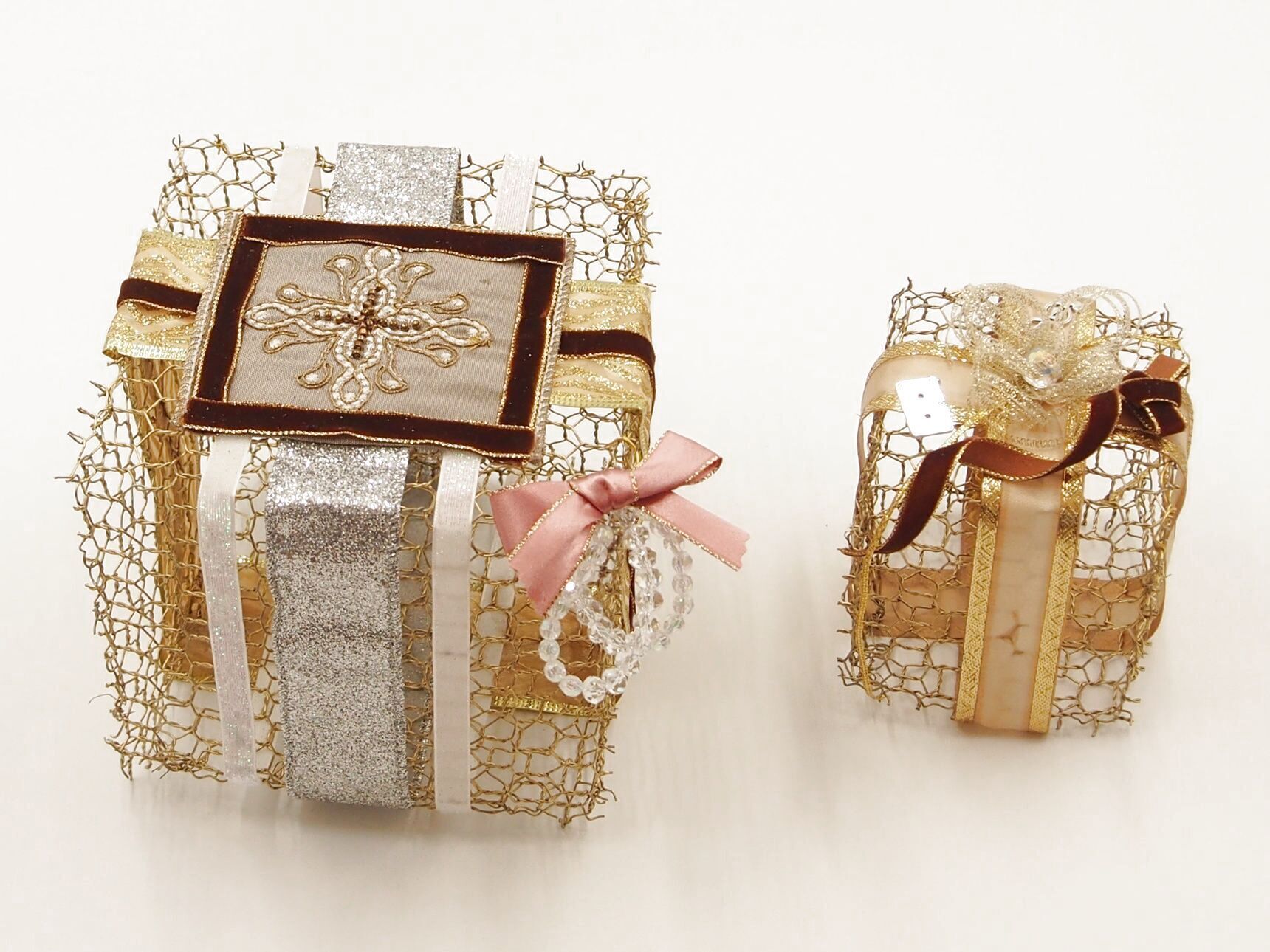 金網で、「クリスマスオーナメントのBOX」作りました～～　ニンマリです