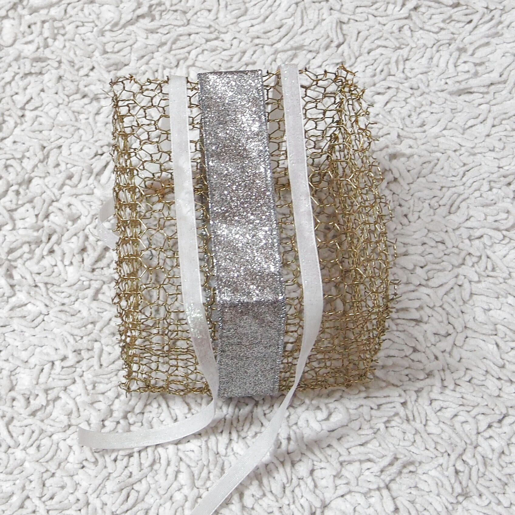 ④リボンをボンド付けしていきます　大