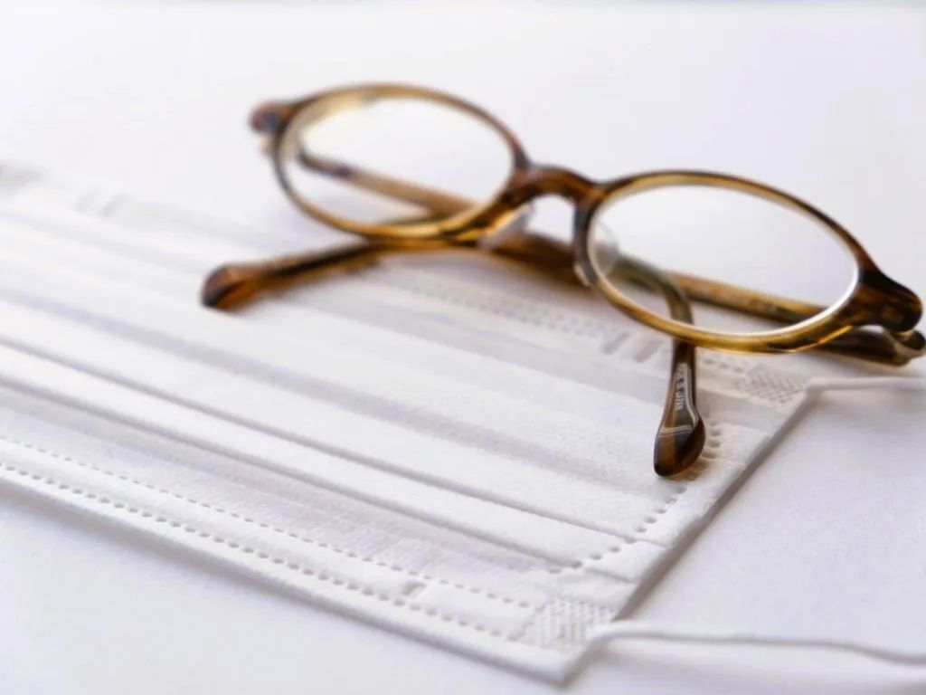 「マスクでメガネが曇らない」裏ワザ！家にあるモノを使えば簡単に解決できるんです♪