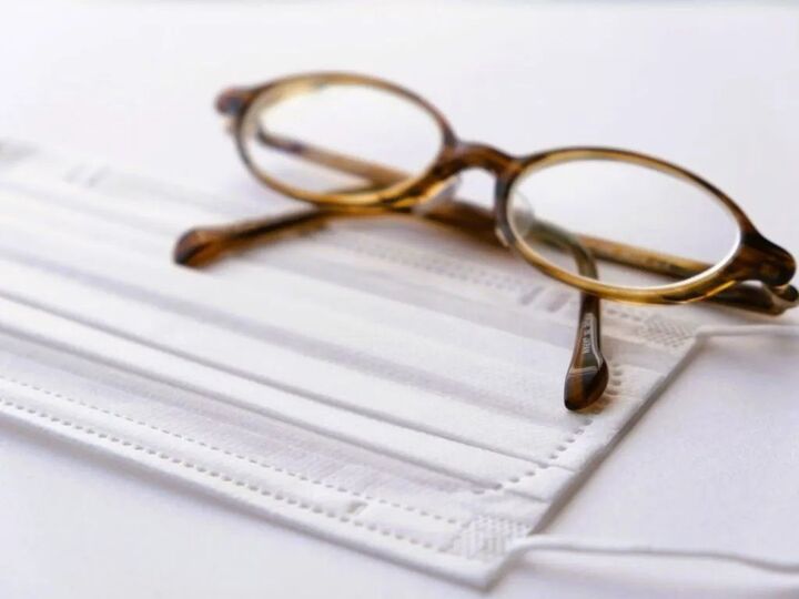 「マスクでメガネが曇らない」裏ワザ!家にあるモノを使えば簡単に解決できるんです♪
