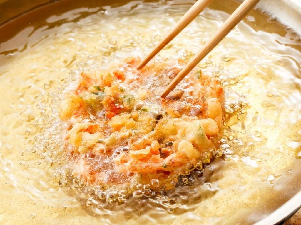 天ぷらの衣に入れるだけで〈ふんわり＆サクサク〉！老舗天ぷら屋さんの裏ワザ解禁します♪