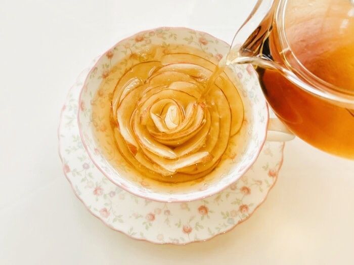 なんて優雅なんだ…！大人の癒し時間に&quot;りんごのバラ紅茶&quot;がかわいすぎる♡驚くほど簡単に作れますよ！