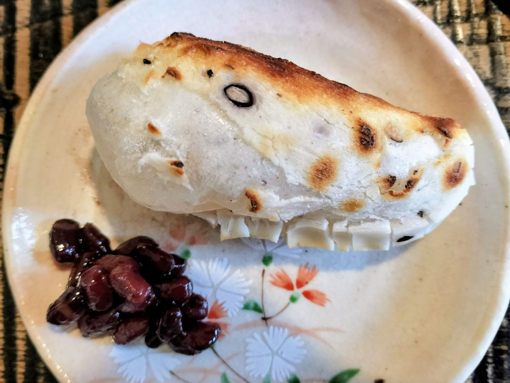 豆餅！焼くだけではもったいない！焼きたて豆餅の空洞部分にコレを挟むと絶品！