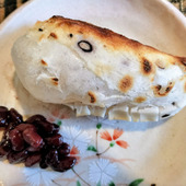 豆餅！焼くだけではもったいない！焼きたて豆餅の空洞部分にコレを挟むと絶品！