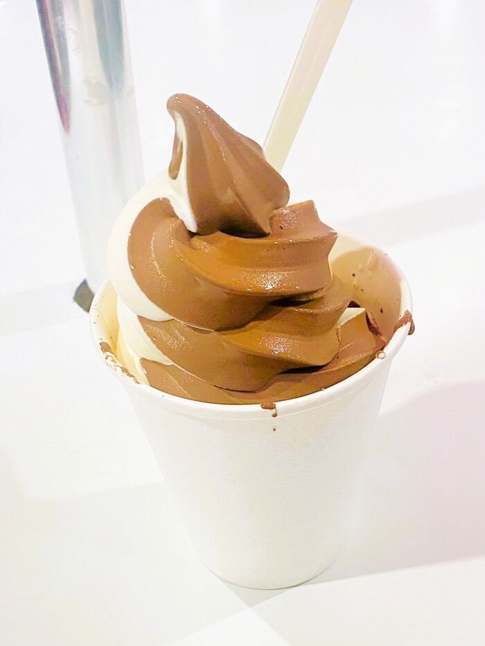 まさか、チョコ高騰の中ソフトクリームにチョコ味！