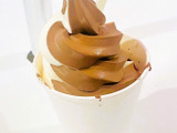 まさか、チョコ高騰の中ソフトクリームにチョコ味！