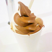 まさか、チョコ高騰の中ソフトクリームにチョコ味！