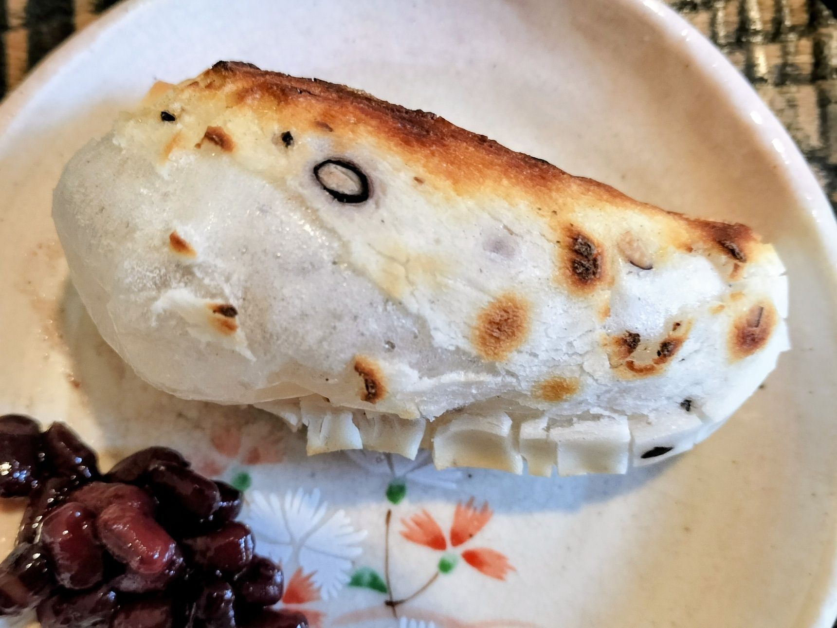 3. 豆餅の膨れた柔らかい部分に切り込みを入れる