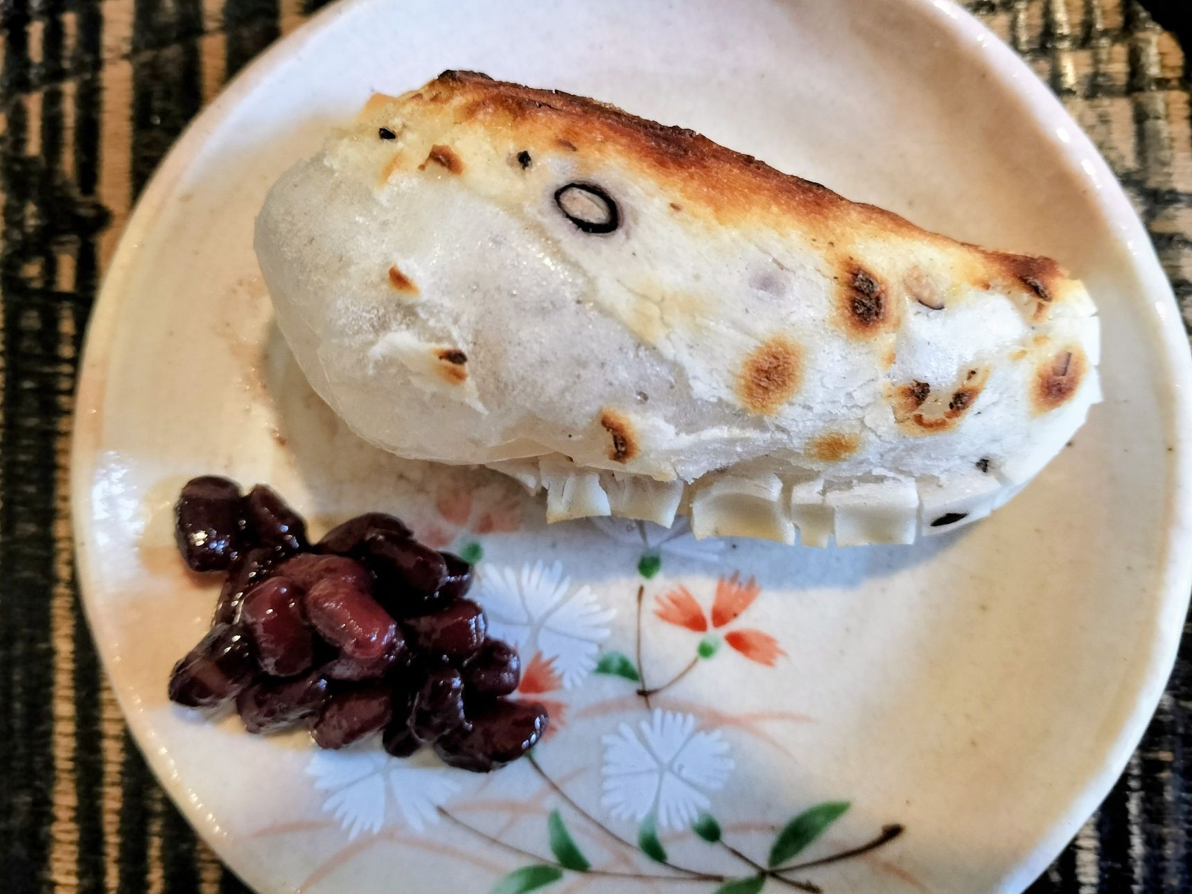 2. 香ばしく焼けた豆餅を器に移す