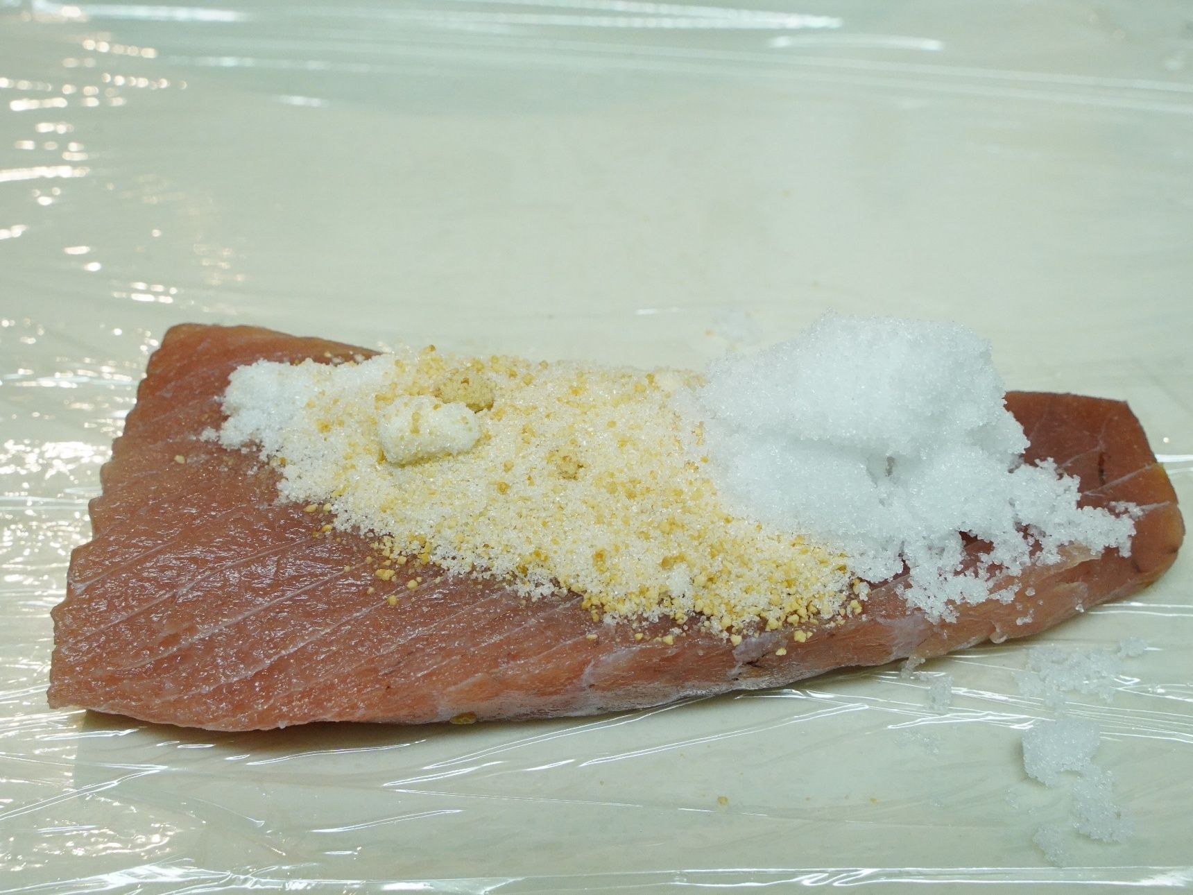 塩と砂糖をまぶしてラップで巻いて半日から1日置くだけ