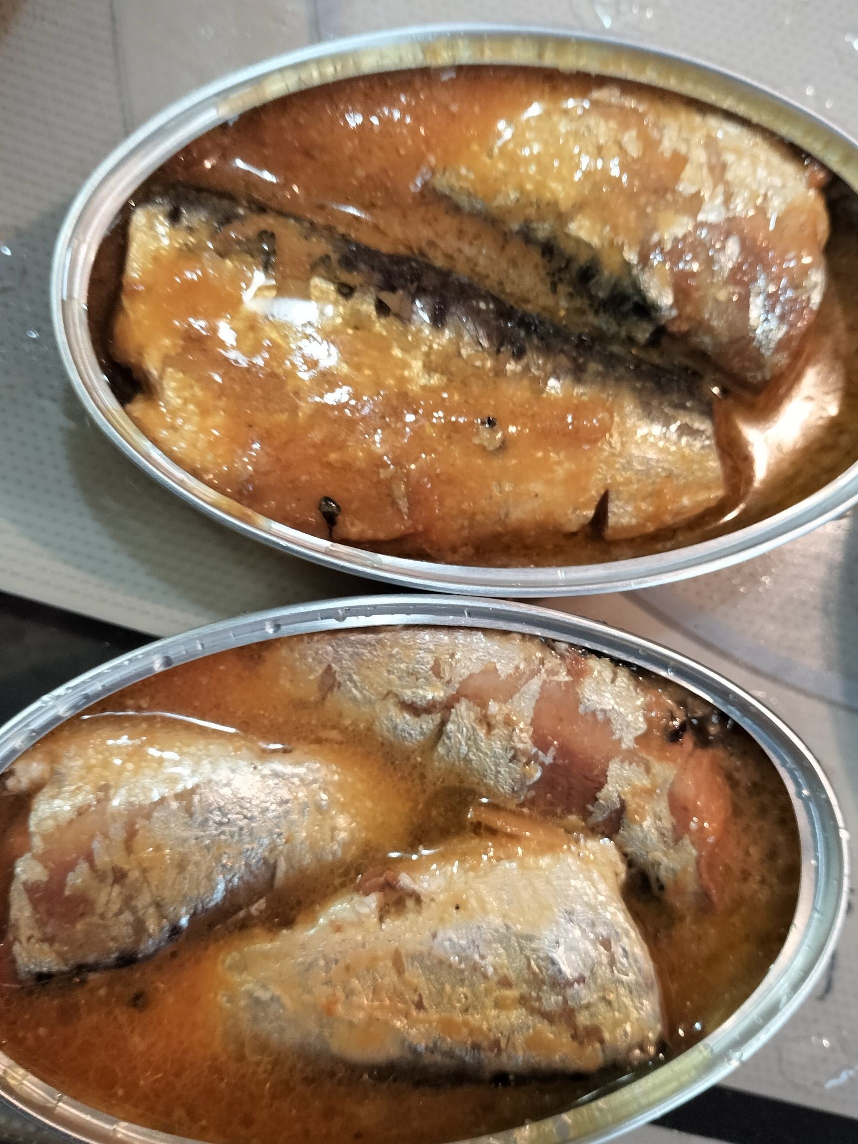 4、イワシの味噌煮の煮汁とフンドーキン合わせ味噌を加えて混ぜる