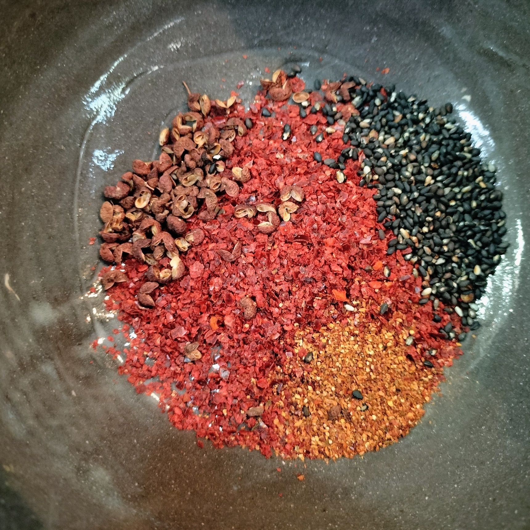 2. 耐熱容器に、材料●を入れる→（油が熱いうちに）片手でかす揚げをあてがって、片手で手順1の油を回しかける※かす揚げに、加熱した香味野菜は残りますので、捨ててください→そのまま冷ます