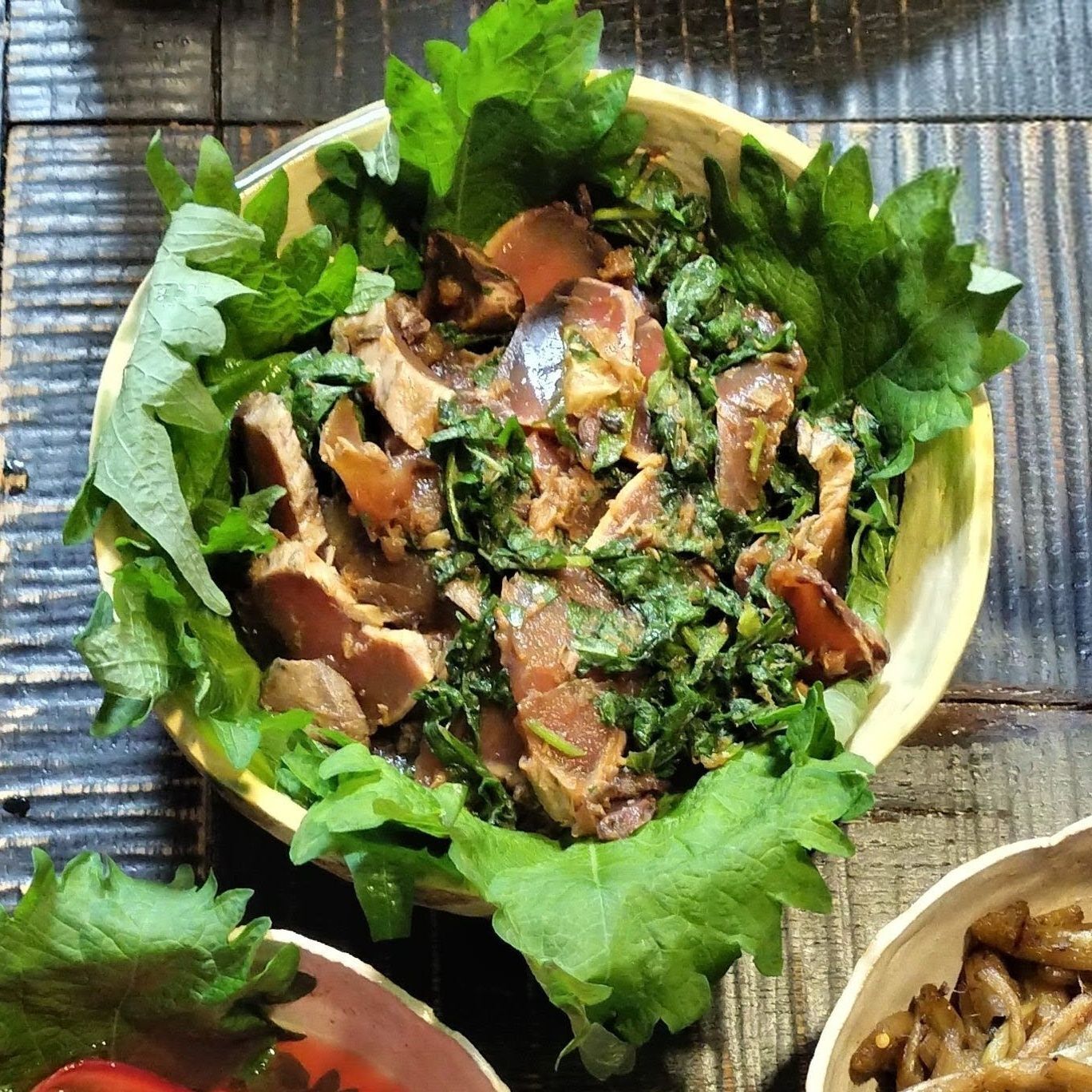 2. 器に大葉を並べて、手順1のかつおのたたきの漬けを盛り付ける