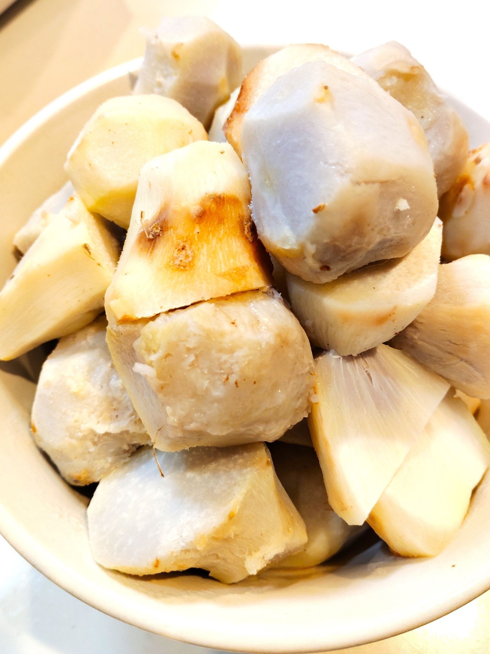 里芋を加熱する。