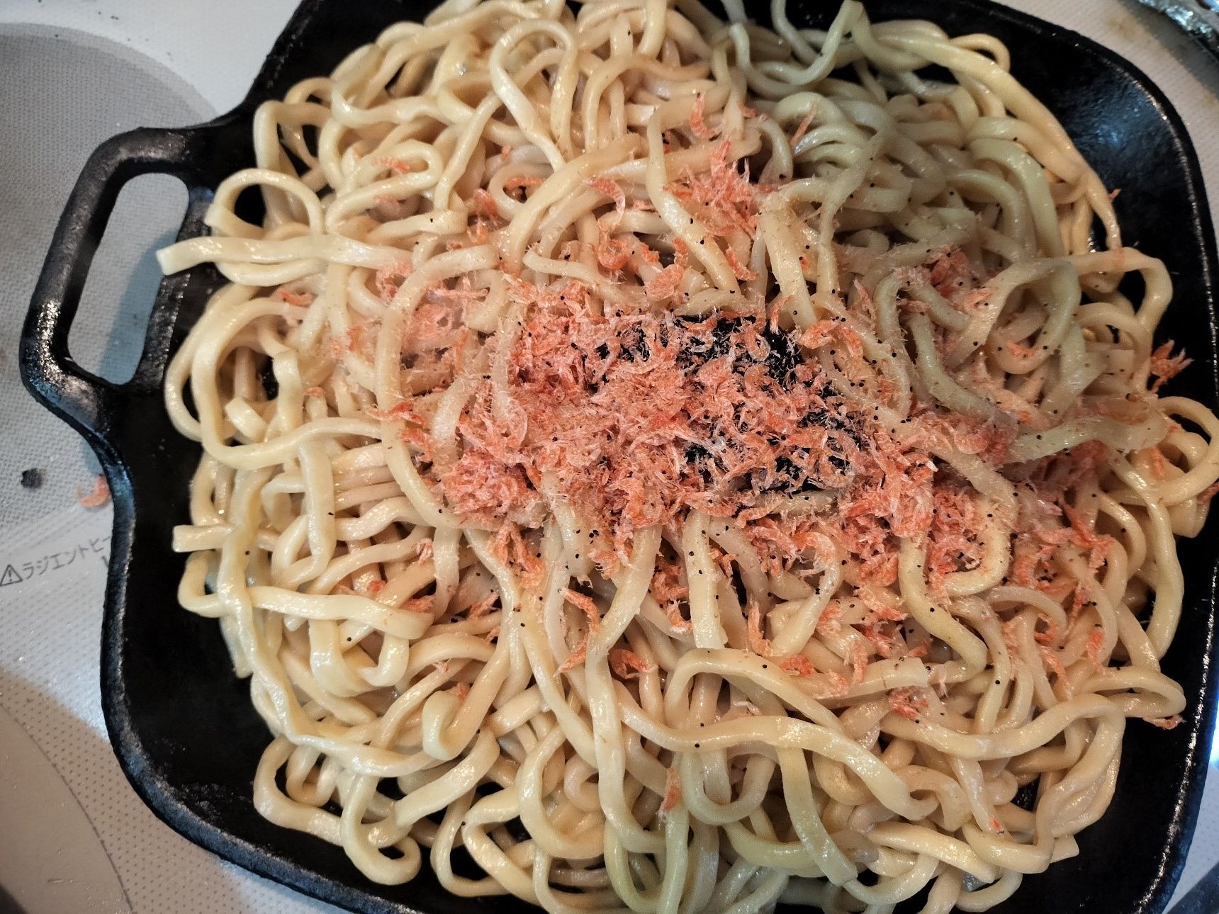 3.手順1のフライパンに、材料●を加えて炒める→粉末ソースを加えて炒める