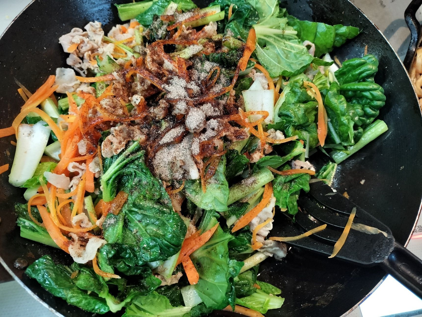 4.手順2のフライパンに、粉末ソースを加えて炒める