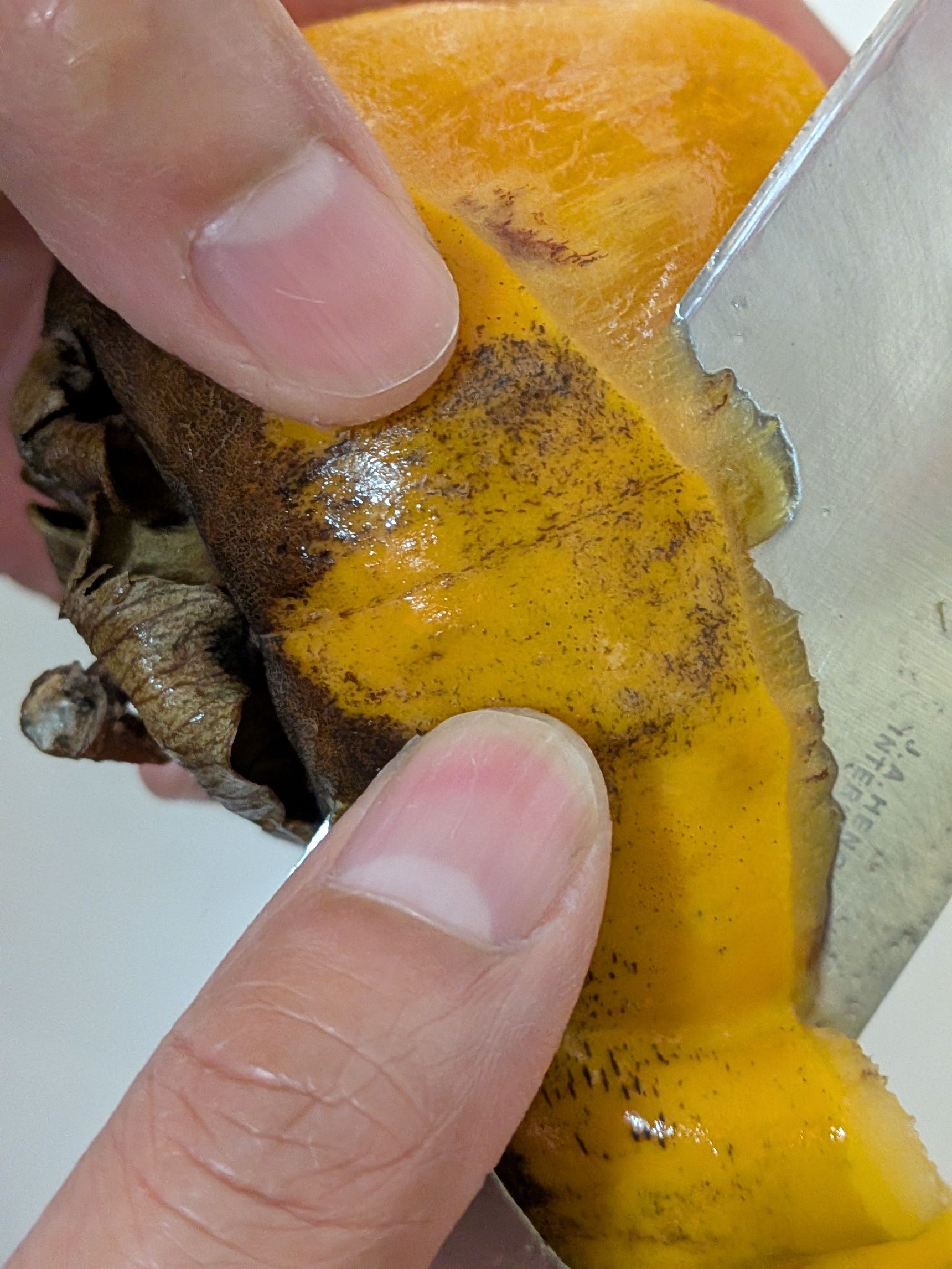 1. 柿をしっかり洗い、皮を剥く。