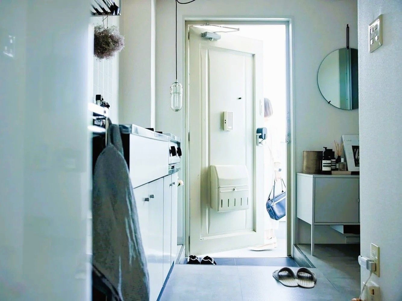 【40代の一人暮らし】25平米ワンルーム。限られた空間ですっきり暮らす「家具選び」と「収納」のコツ