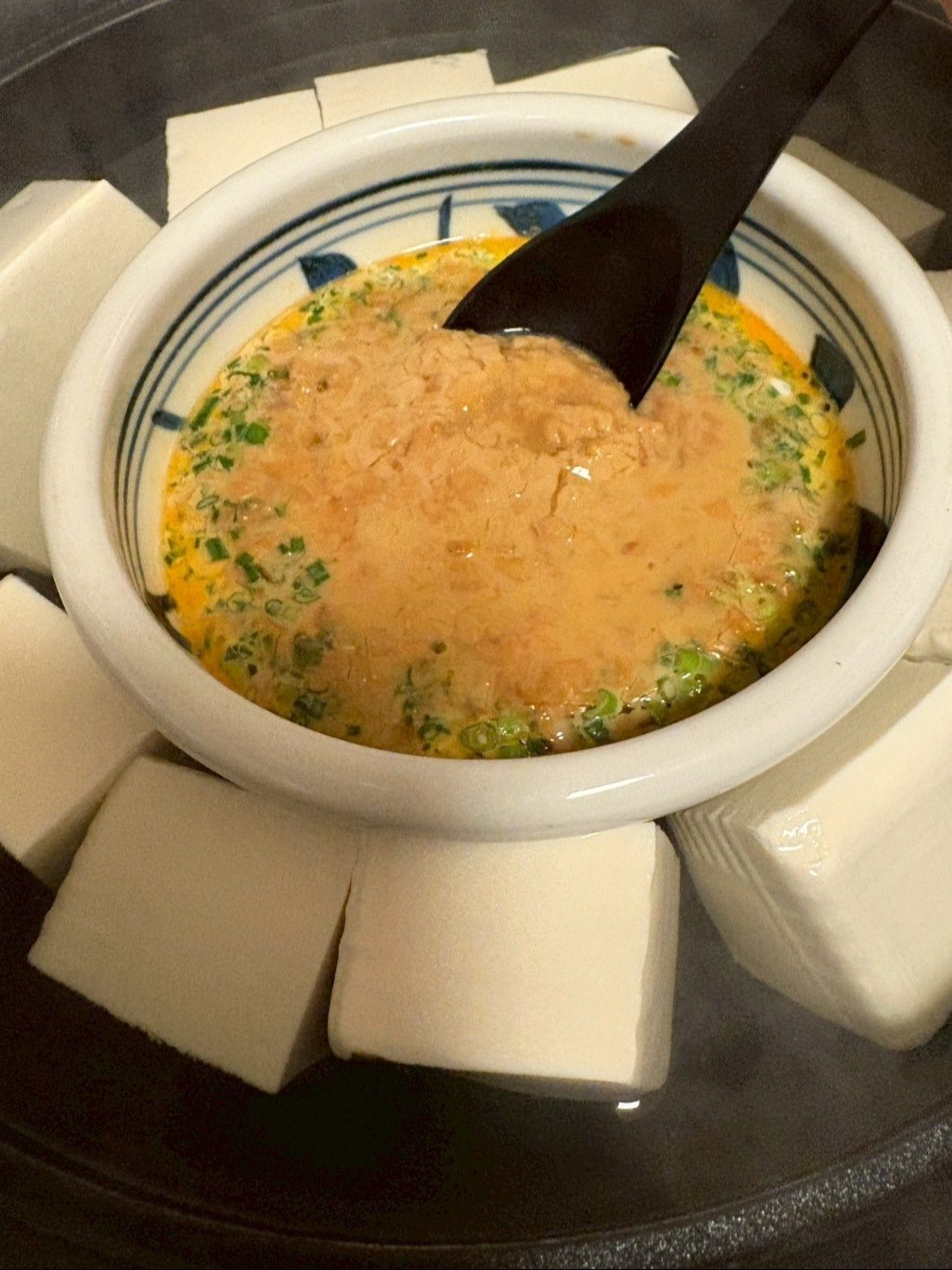 1人ずつ小皿に取って、タレをかけてお召し上がりください