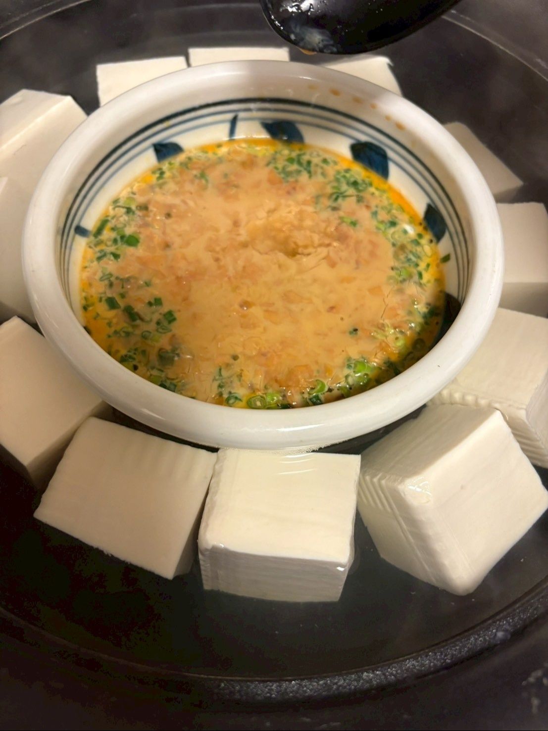 しばらく煮てから蓋を開けると、タレがプリンのように固まってきます