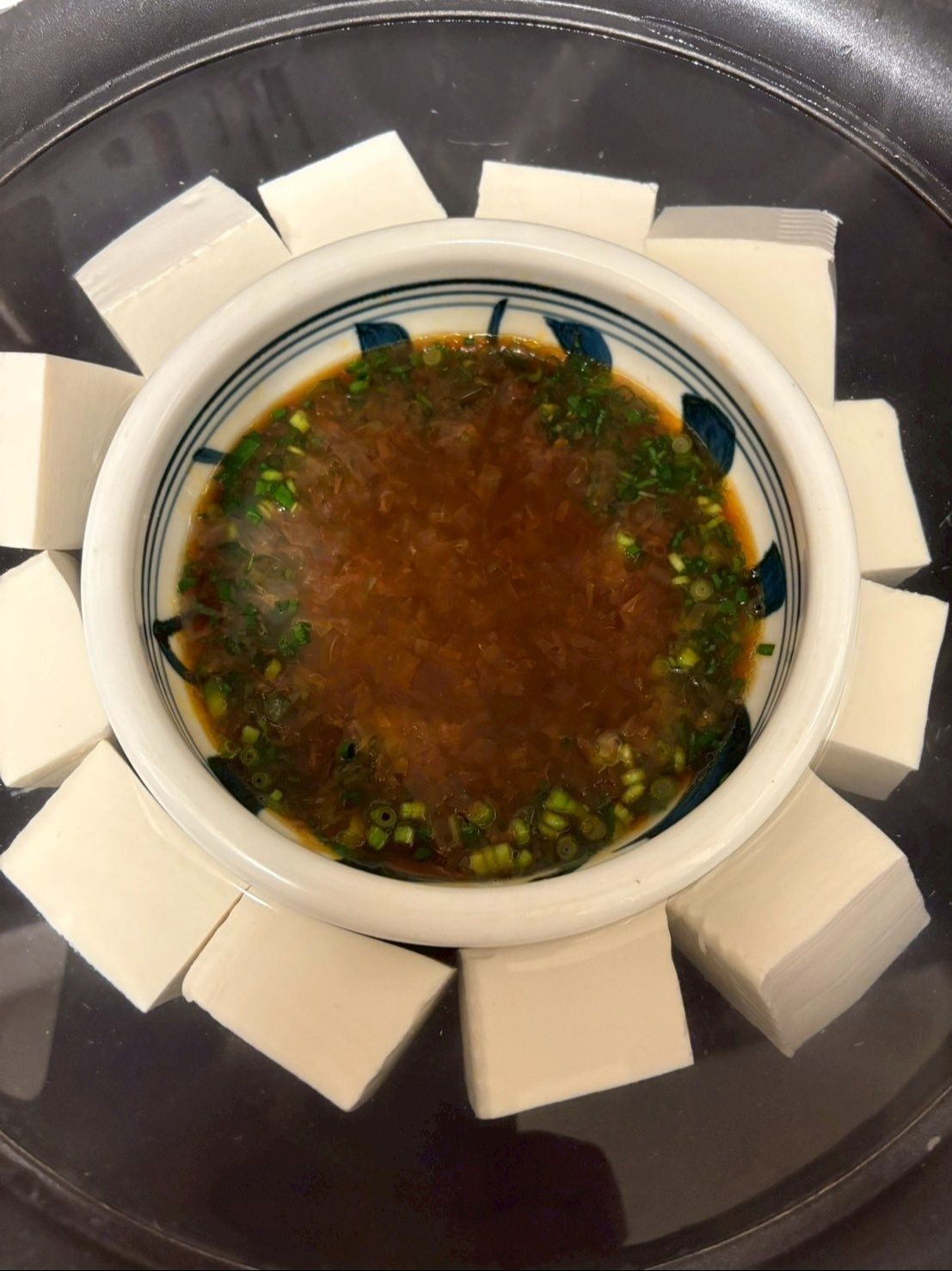 まわりに豆腐を入れたら、蓋をして中火にかけます