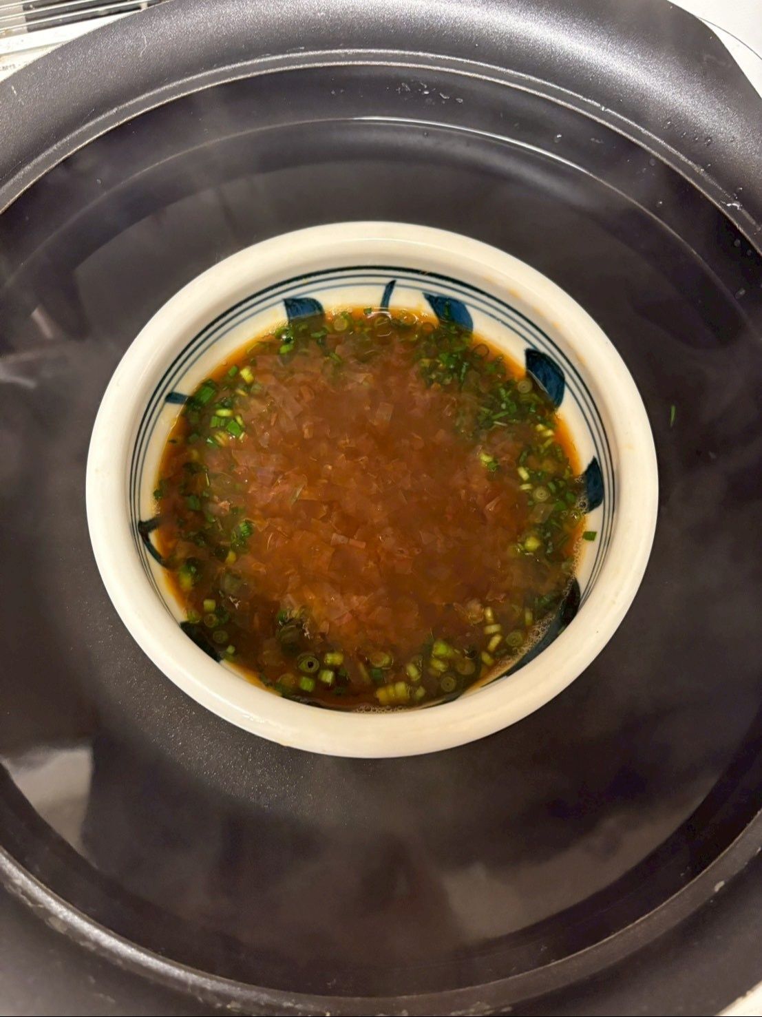 土鍋に湯をはり、板昆布を入れたら小鉢を真ん中に置きます