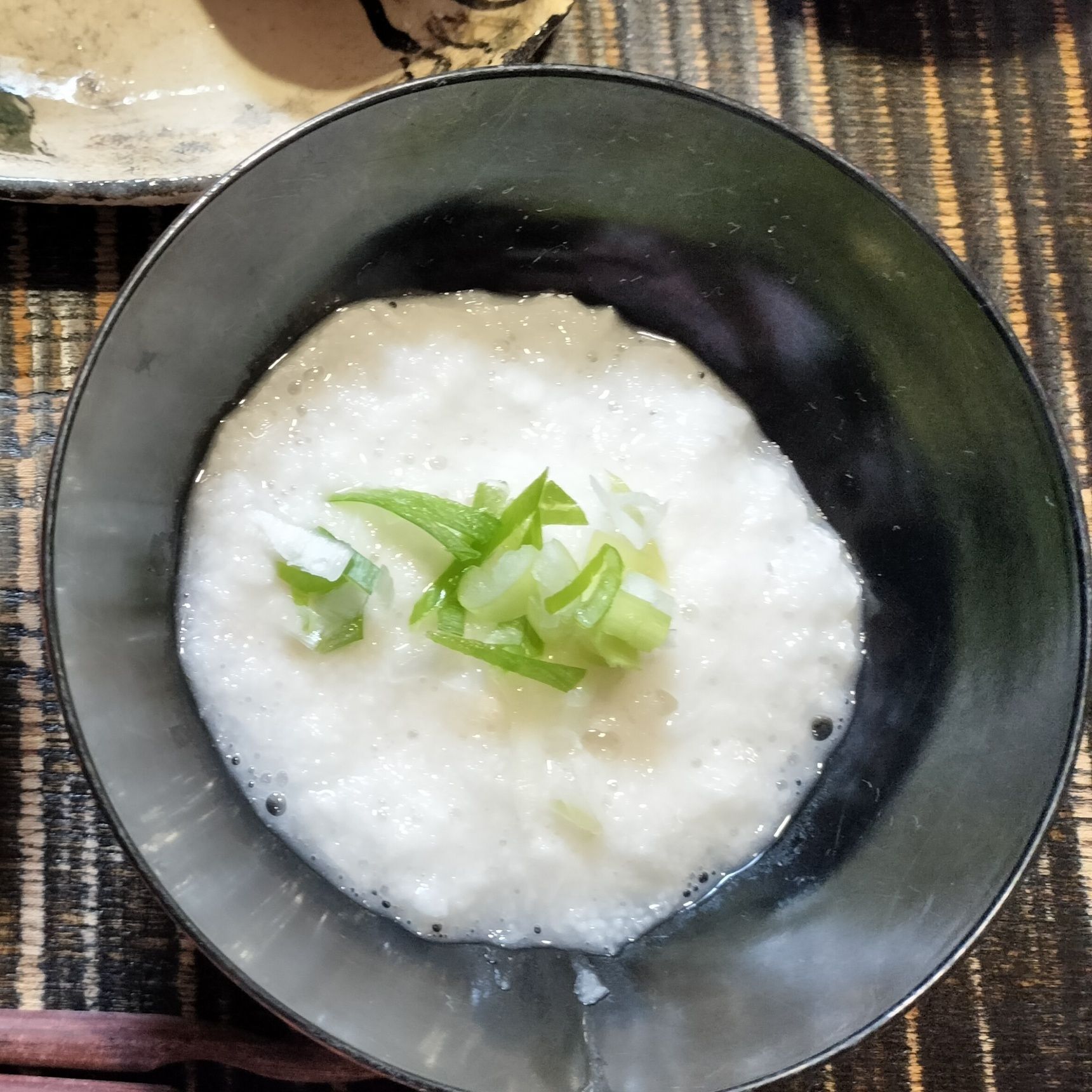 4、山芋をすりおろし、器に入れる→長ネギを添える