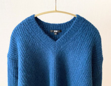 【ユニクロ】ゆるっと感がおしゃれ。40代が使える『Vネックセーター』が感謝祭価格に！これは絶対買いです♪