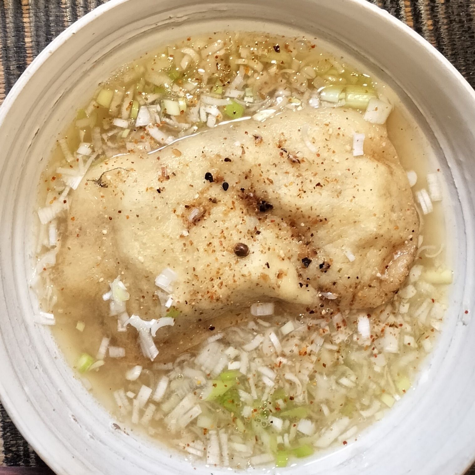 豚汁！ふわっと柔らかい油揚げ1枚の中からゴロゴロ野菜！6種の具材の旨味とだしの効いた豚なし豚汁！