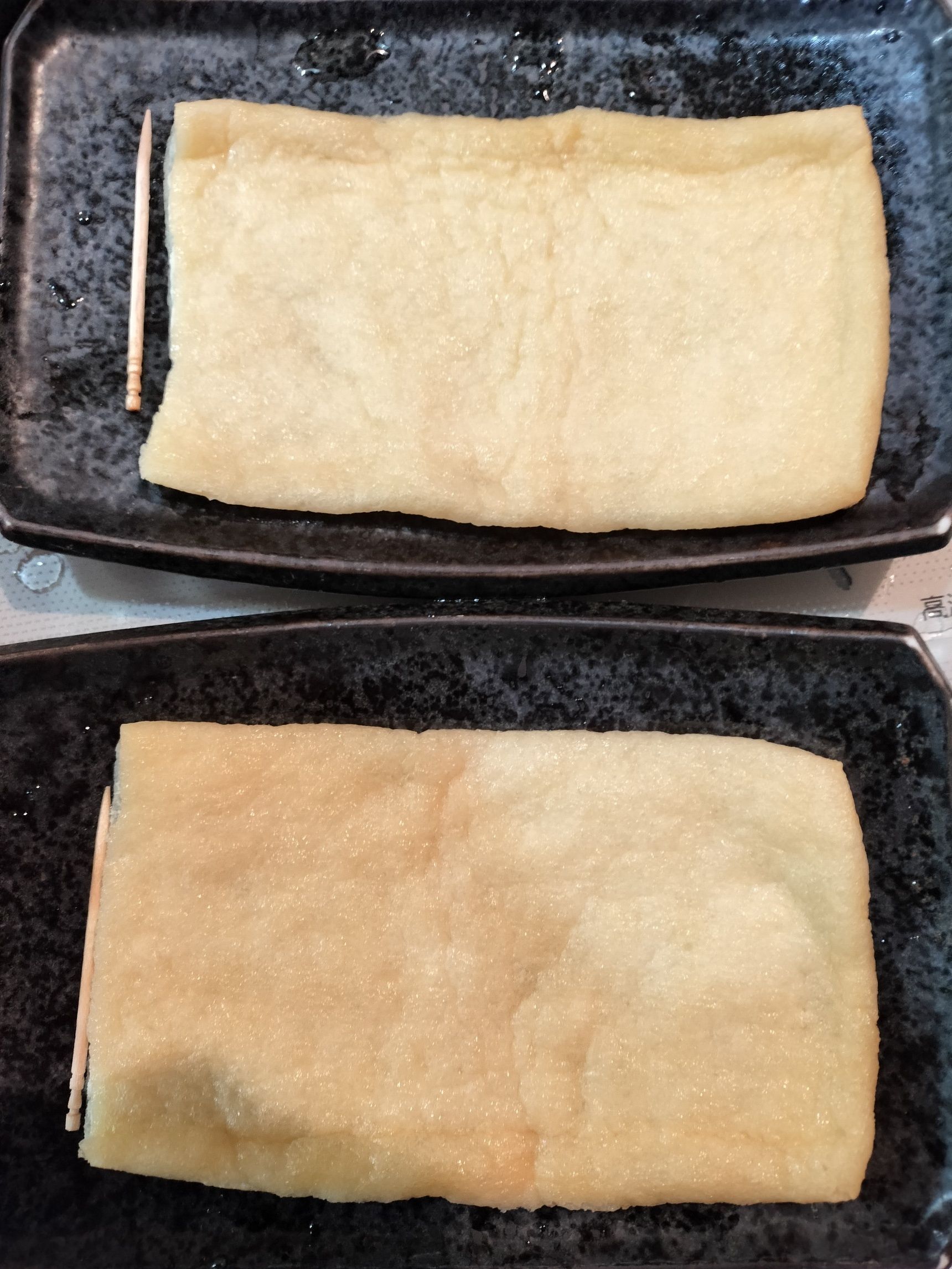 3、手順2の油揚げの1辺（短辺）を5㎜程切り取り、袋状にする（切り取った部分は、刻んで手順1に加える）