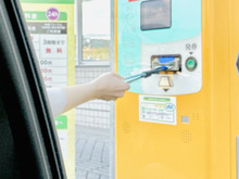 「発券機に手が届かない…」を意外なキッチン用品がレスキュー！もう焦る必要はありません♪