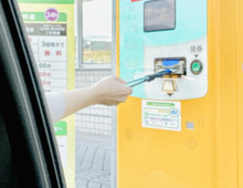 「発券機に手が届かない…」を意外なキッチン用品がレスキュー！もう焦る必要はありません♪