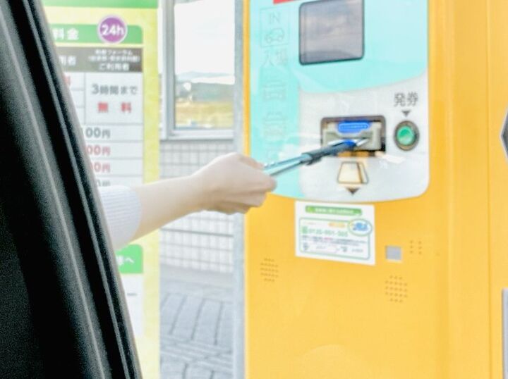 「発券機に手が届かない…」を意外なキッチン用品がレスキュー!もう焦る必要はありません♪