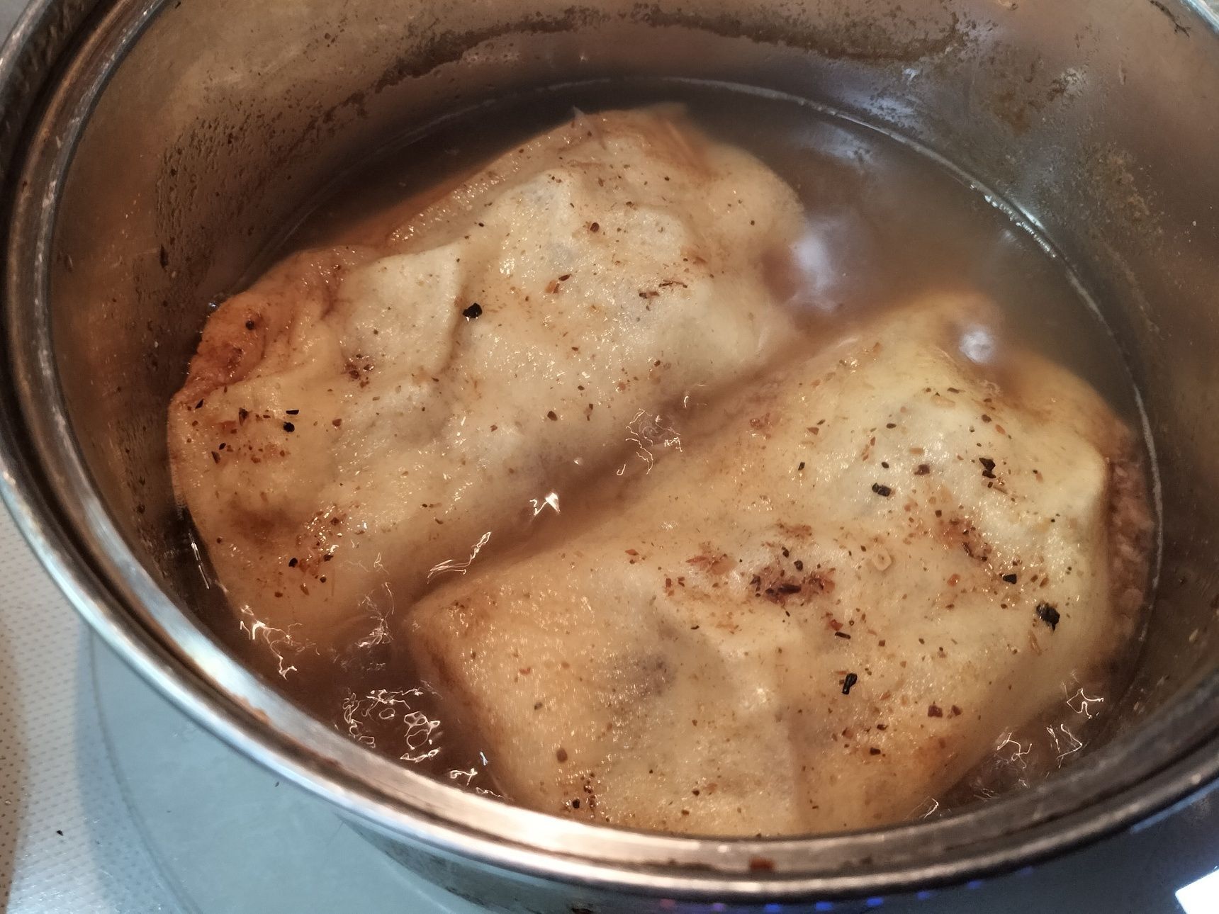 4、油揚げに、手順1の具材を詰める→爪楊枝で止めて、お鍋に入れる→材料●を加えて、ひと煮立ちさせる→弱火〜中火でコトコト30分程煮る