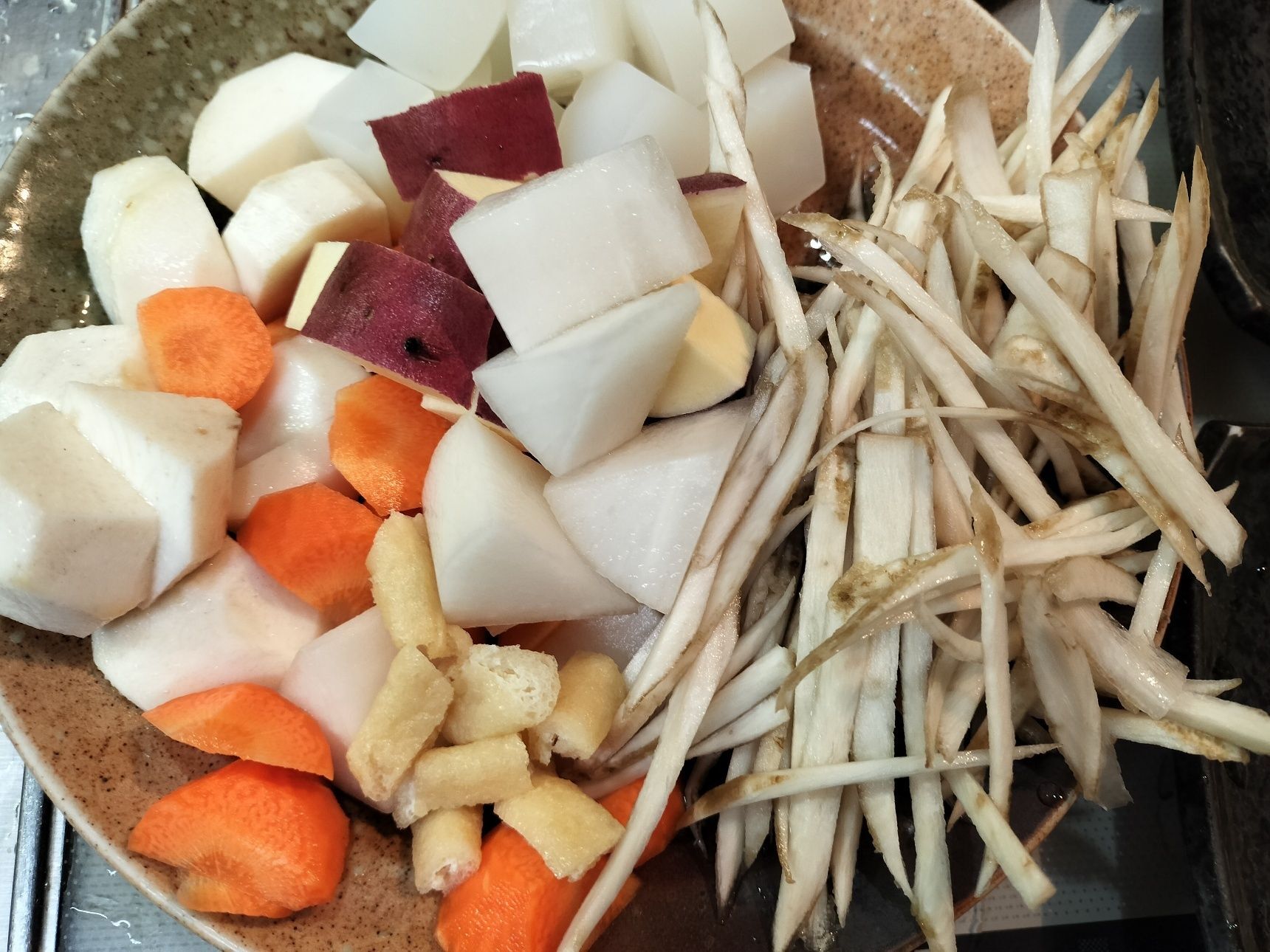 1、大根・人参・里芋は皮を剥き、適当な大きさに切る→さつまいもは、皮を剥かずに、適当な大きさに切る→ごぼうは、包丁の背で皮を剥き、斜め薄切りにしてから千切りする（水にさらし、水気をきる）→こんにゃくは、下茹でをして、適当な大きさに切る