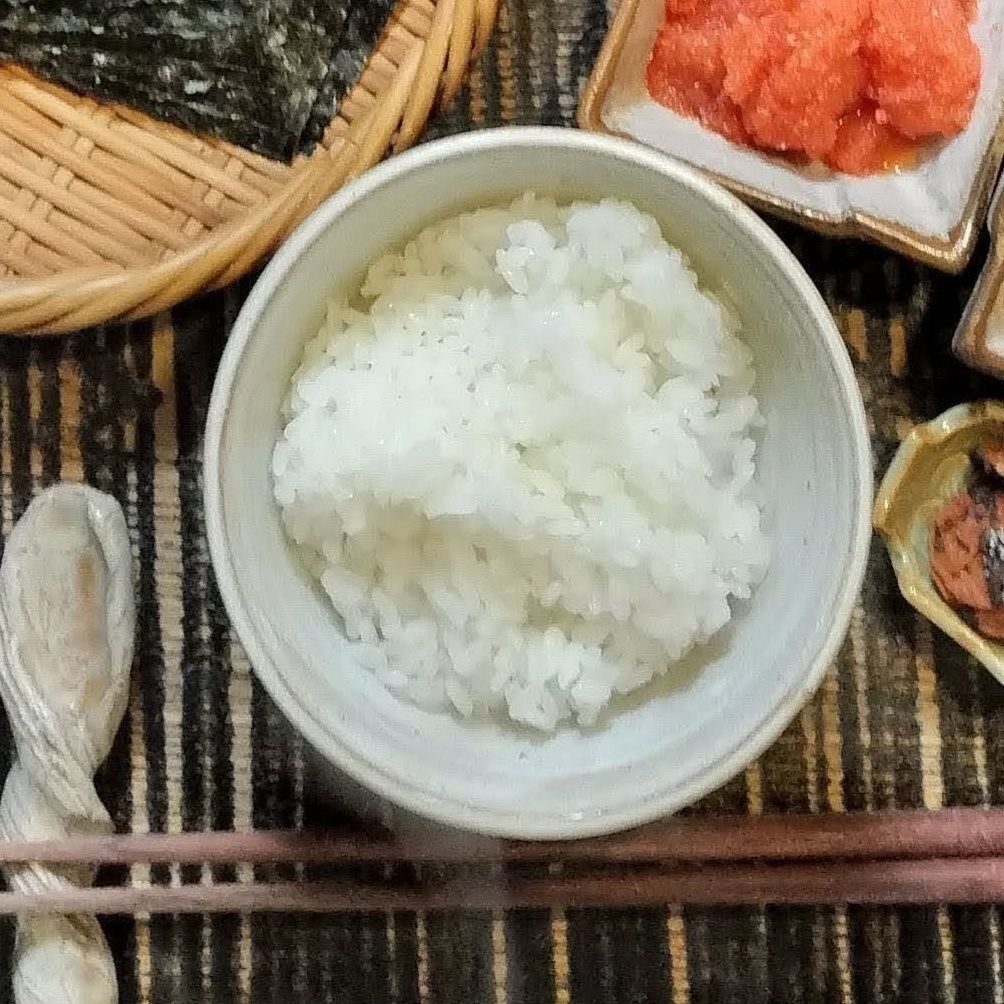 2、お茶碗に、炊きたてのご飯をよそう