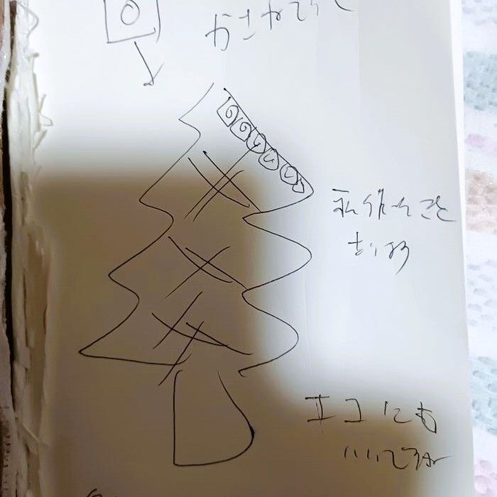 使用済みの薬の錠剤シートでクリスマスツリー