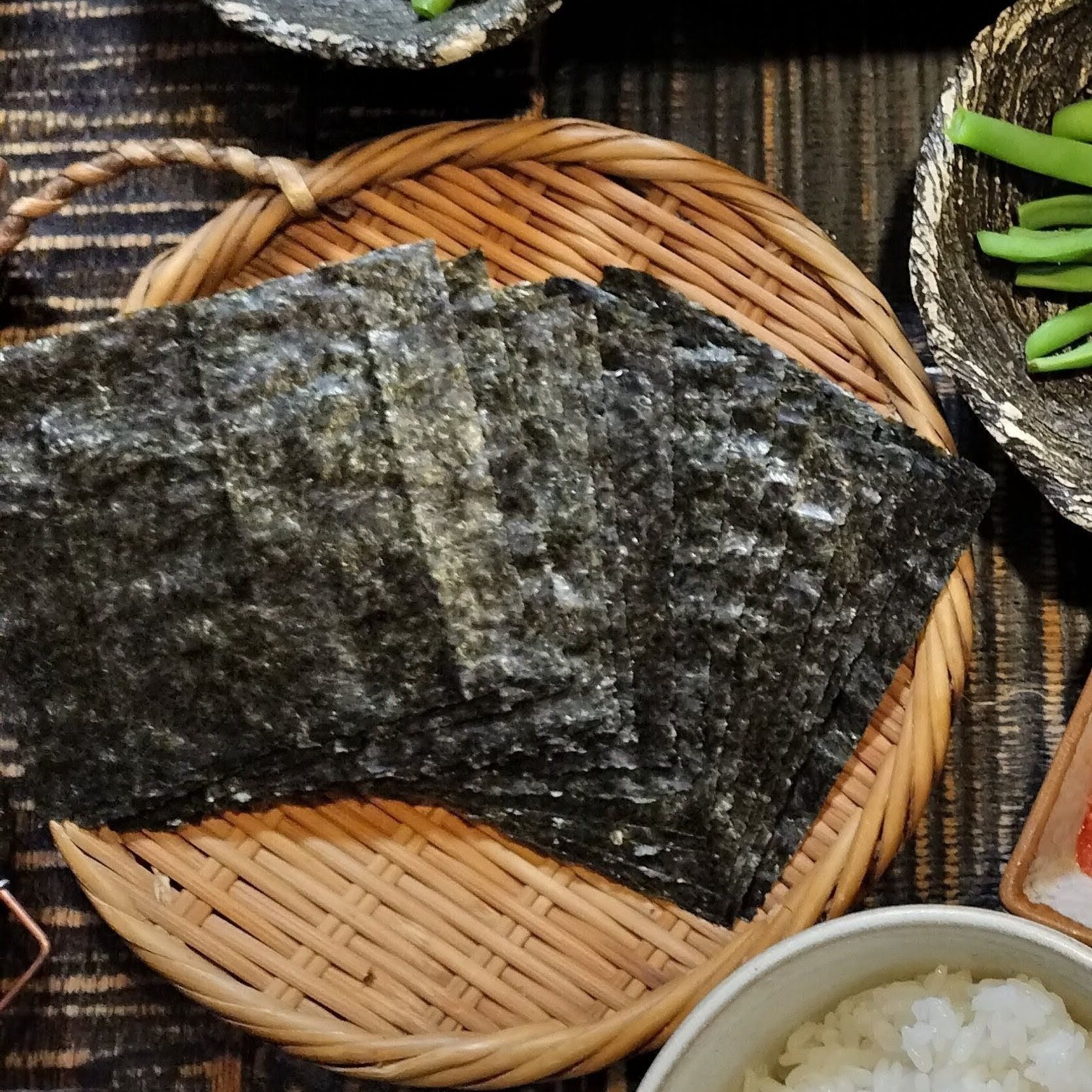 4、四つ切りサイズの焼き海苔をのせる