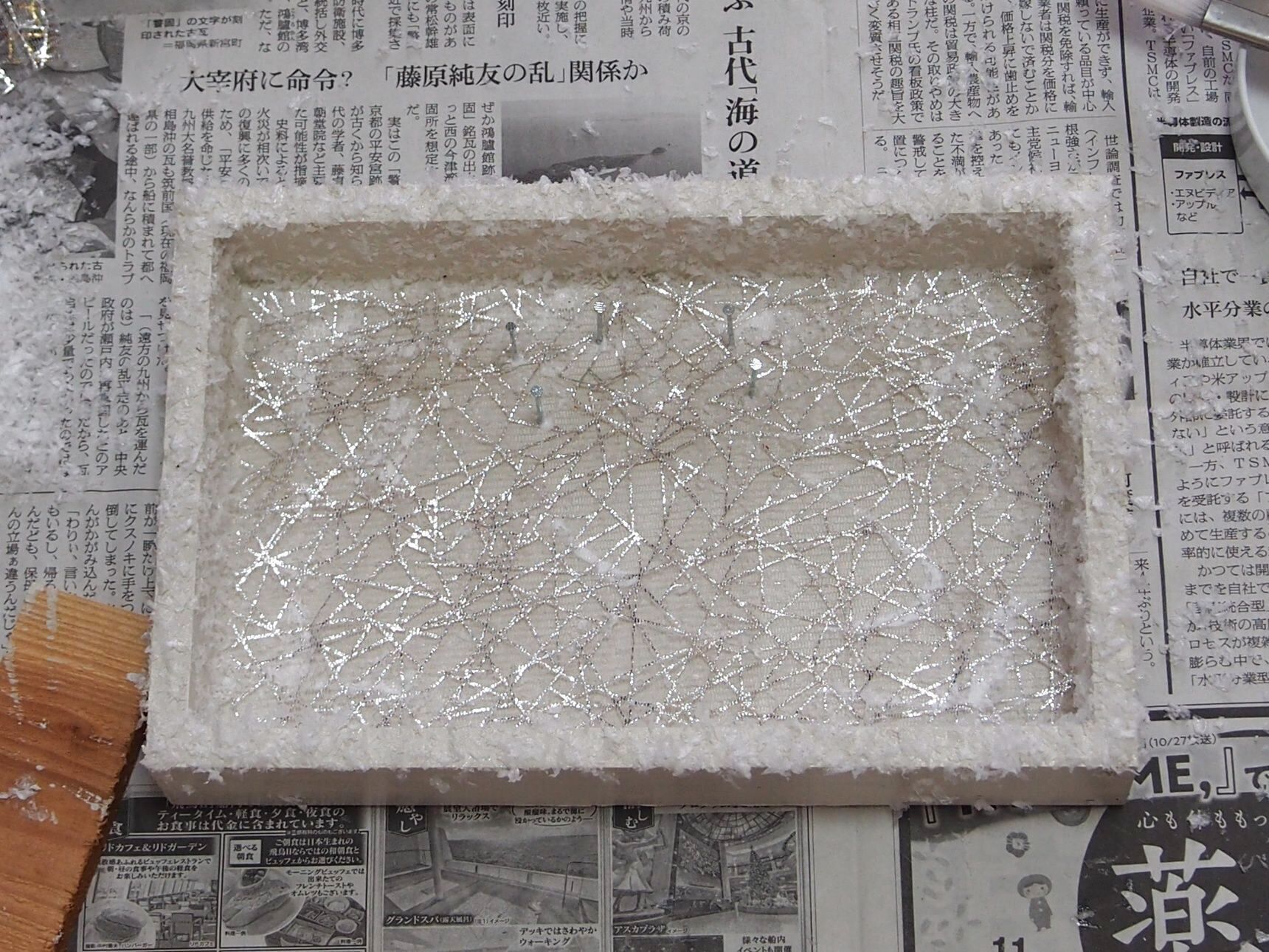 ②銀模様のフィルムをボンド付けします