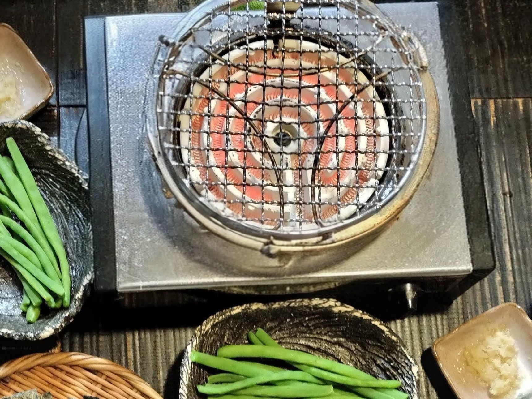 1、卓上コンロに、網をのせ、温めておく（強火の遠火）