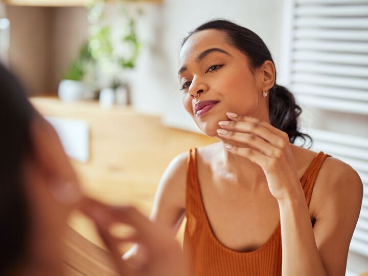 「私、ヒゲ生えてきた!?」更年期世代から急増する“顔のヒゲトラブル”原因と対策は