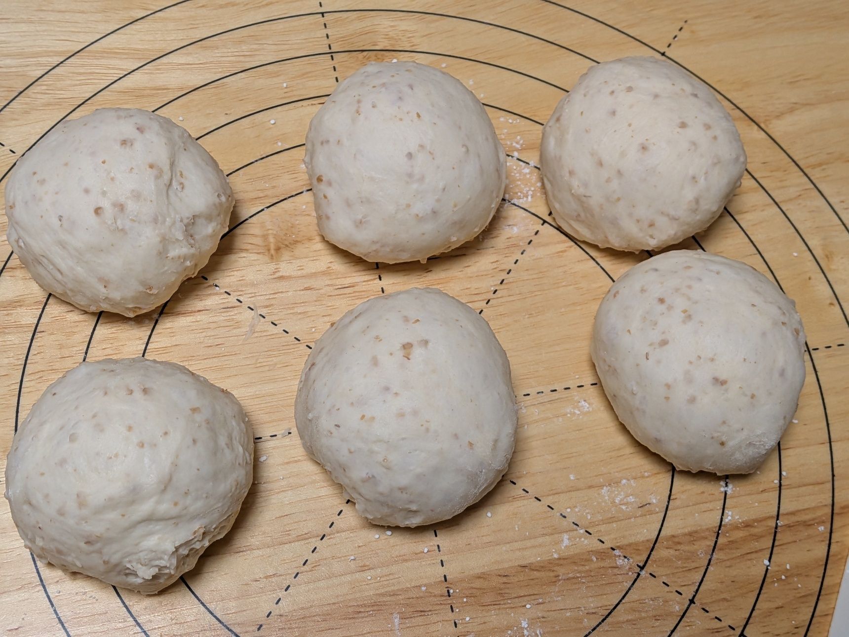 5、6等分に切り分け、丸める。10分放置。