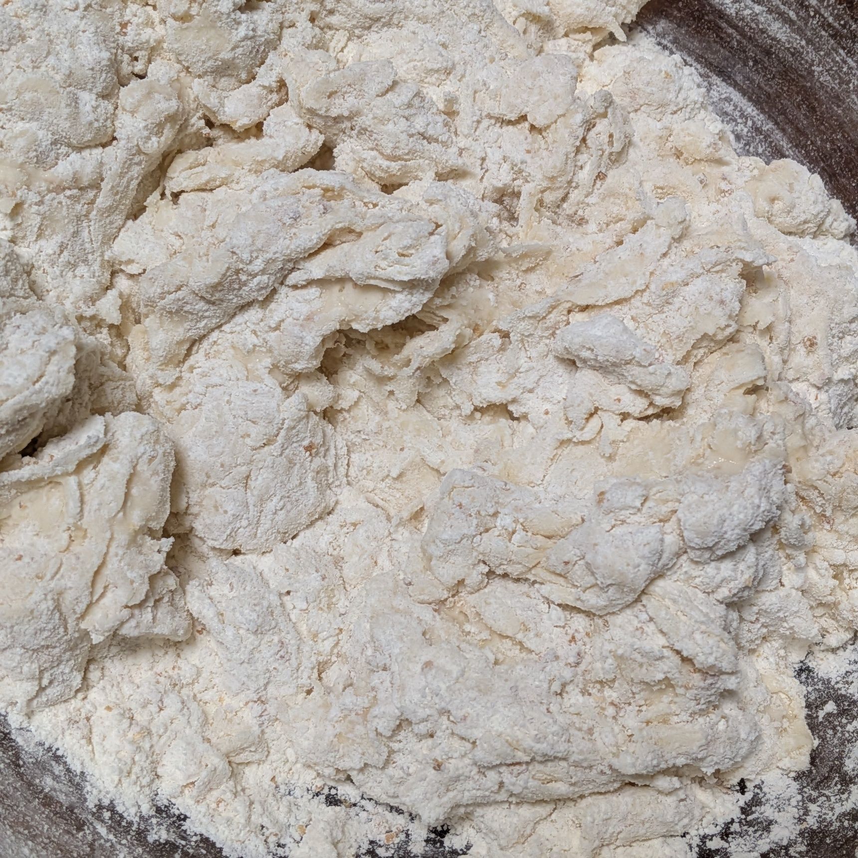 2、●を合わせて入れる。スケッパーで切るように混ぜる。