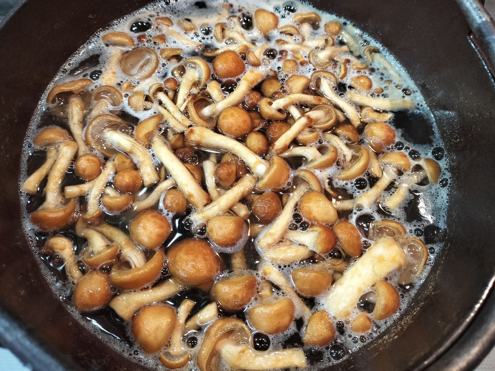 5.手順2の鍋に、なめこを加えて、5分程煮る→フンドーキン合わせ味噌を加えて溶かす→さらに、5分程煮る→鉄鍋のまま、卓上ヒーターにのせる